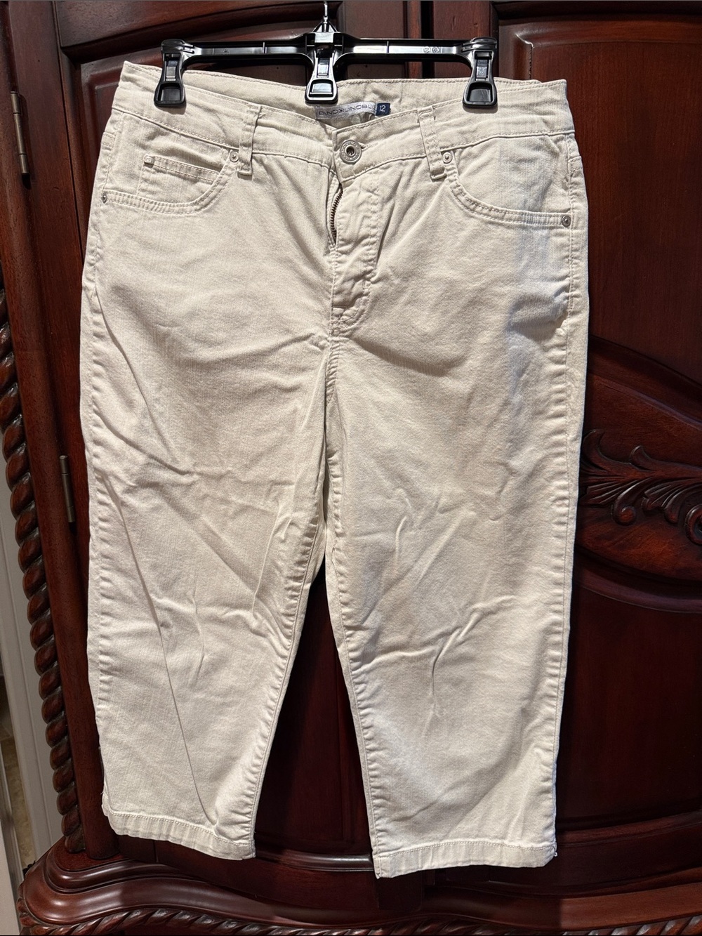 Bandolino Cream Capri Pants